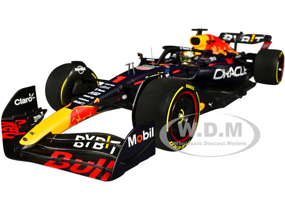 Red Bull Racing RB18 1 Max Verstappen "Oracle" Winner F1 Formula One "Abu Dhabi GP" (2022) with Driver Limited Edition to 432 pieces Worldwide 1/18 D